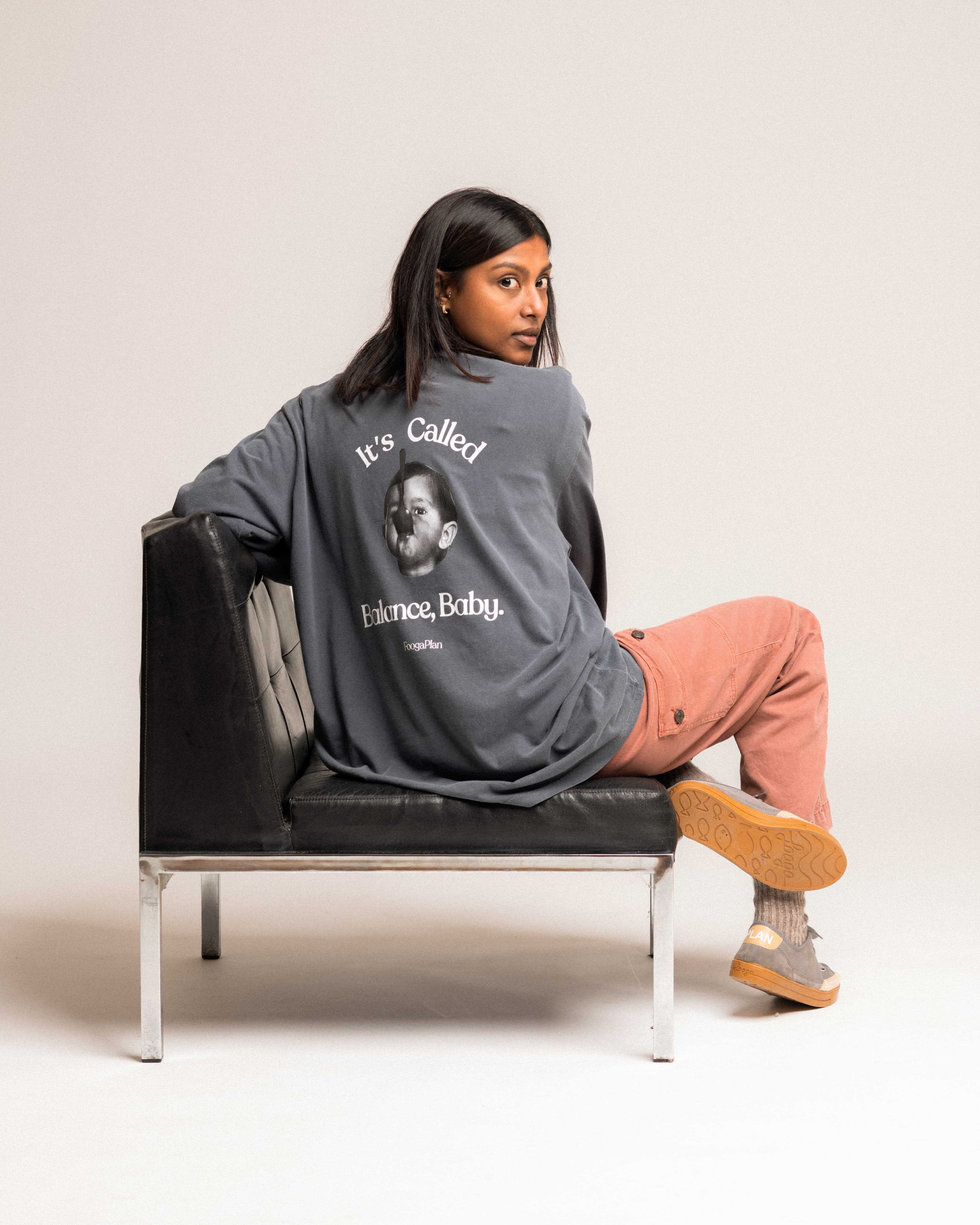 Camiseta It's called balance - Modelo luciendo la camiseta vista lateral