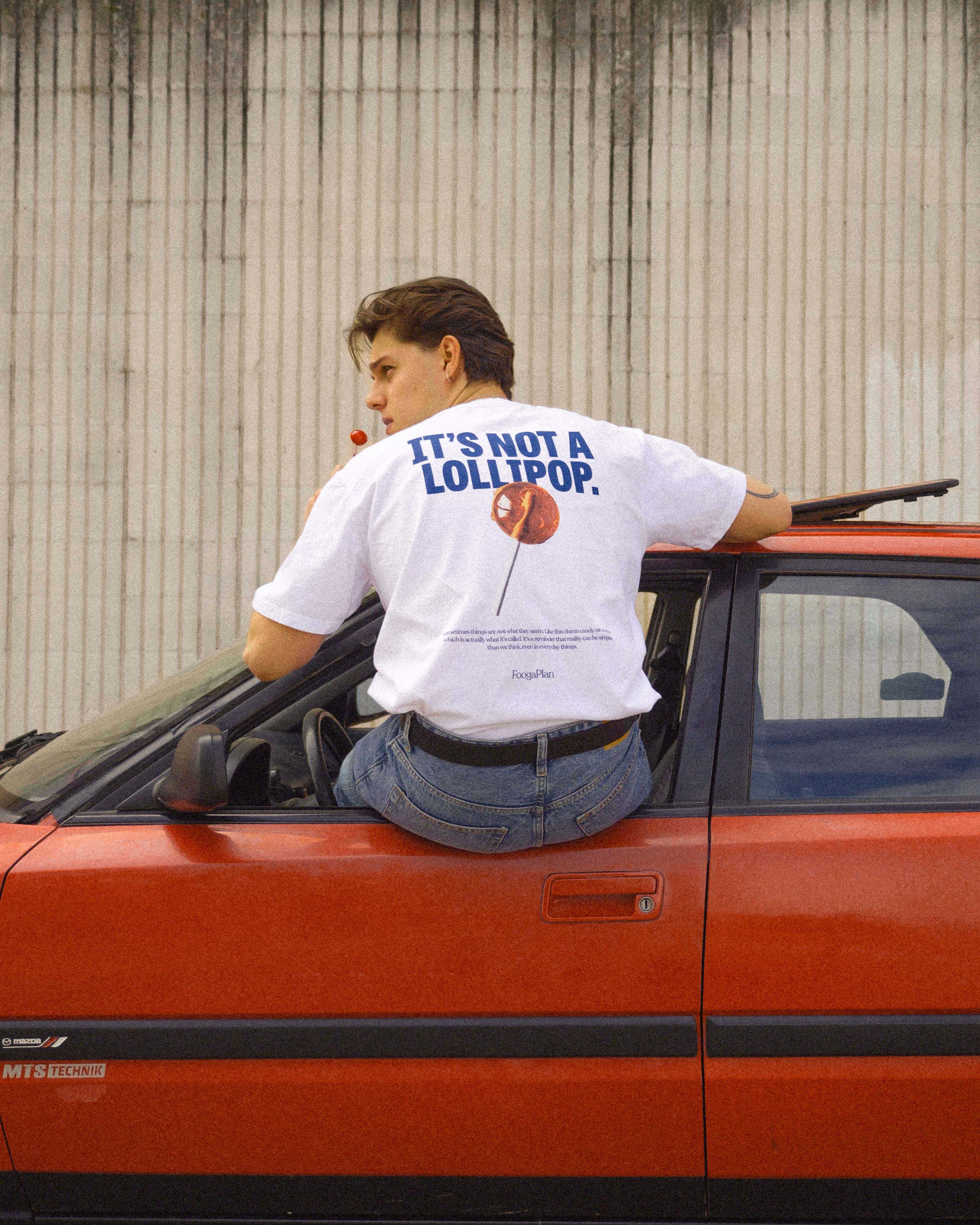 Camiseta Lollipop FoogaPlan - modelo streetwear relaxed fit blanco