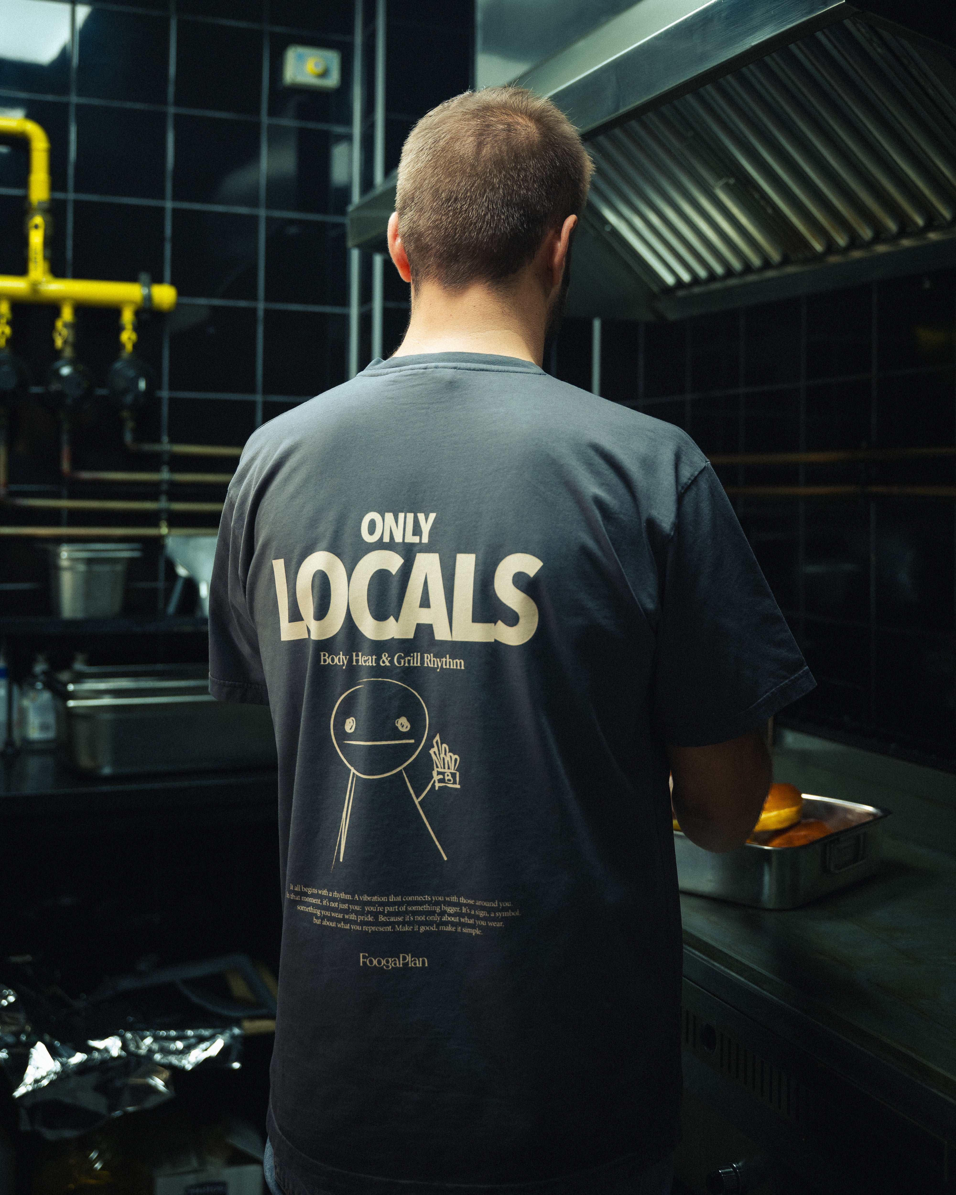 Detalle Camiseta Only Locals gris oscuro vista trasera modelo