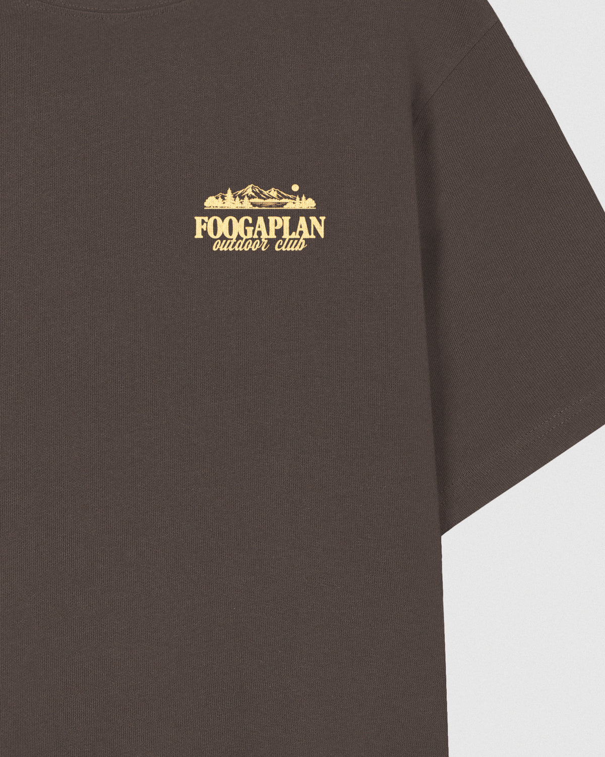 T-shirt Outdoor Club marron FoogaPlan - détail de l’imprimé devant