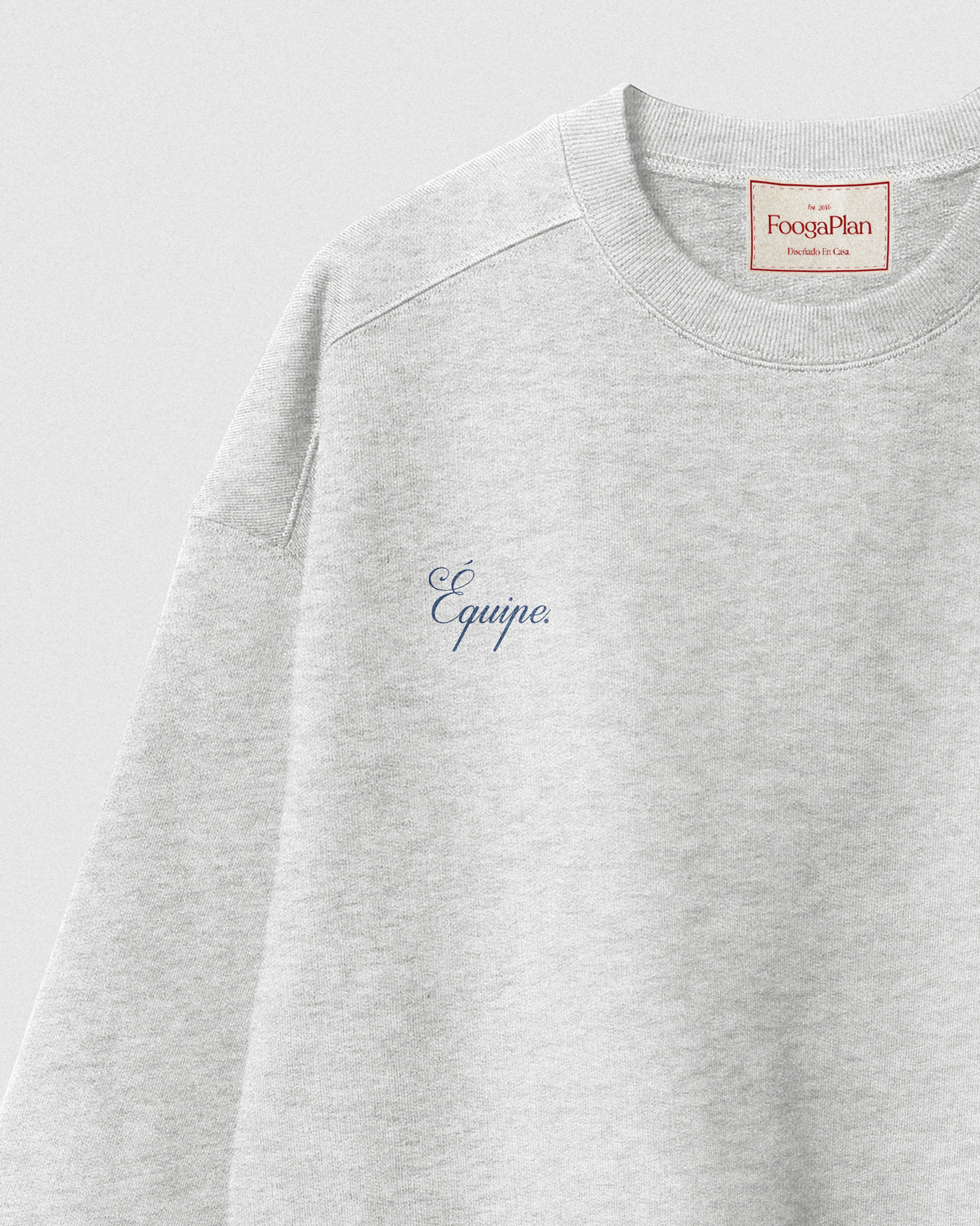 Detalle frontal sudadera Équipe Crewneck gris jaspeado - diseño minimalista FoogaPlan