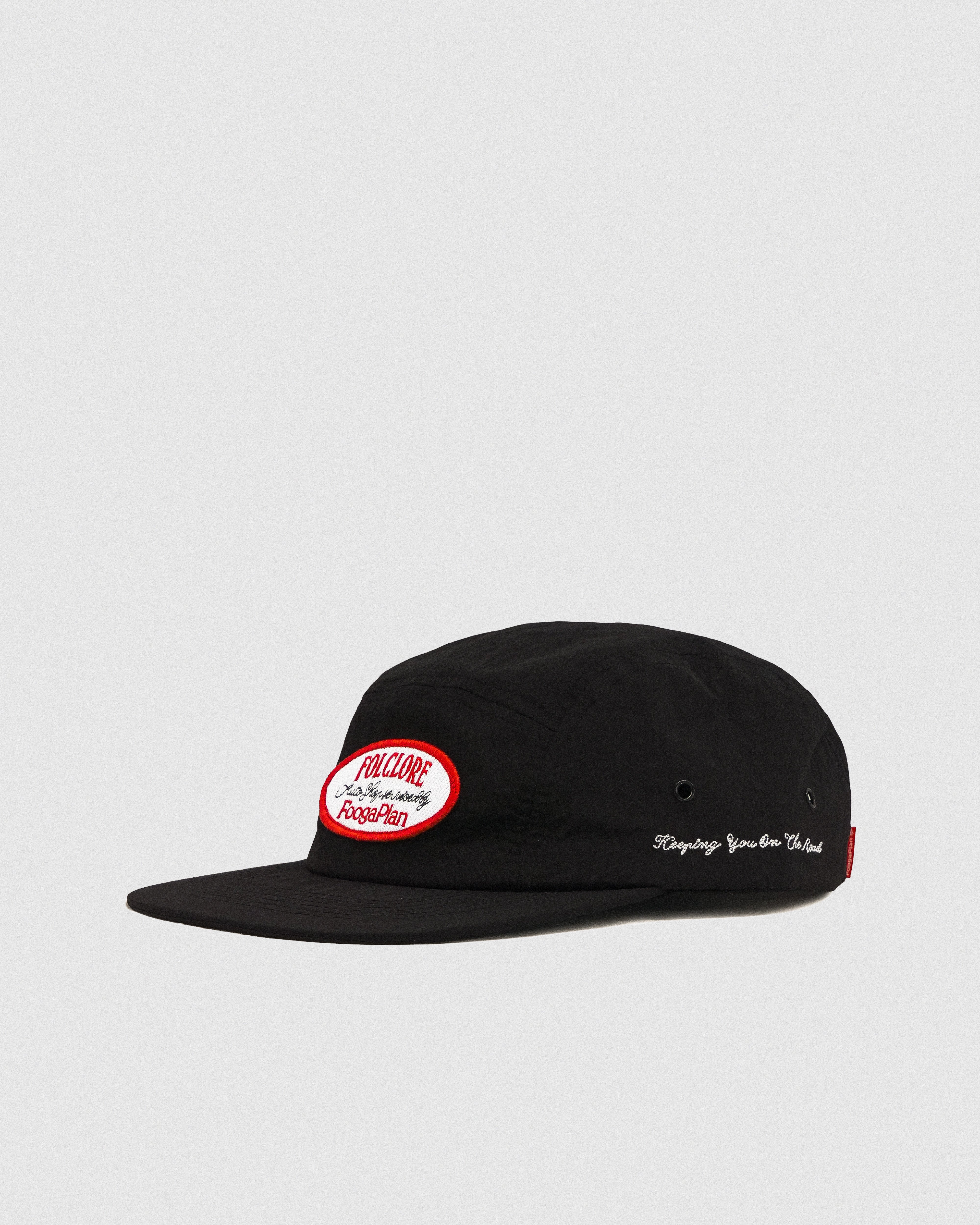 Gorra técnica negra FoogaPlan x Folclore - vista lateral con bordado blanco