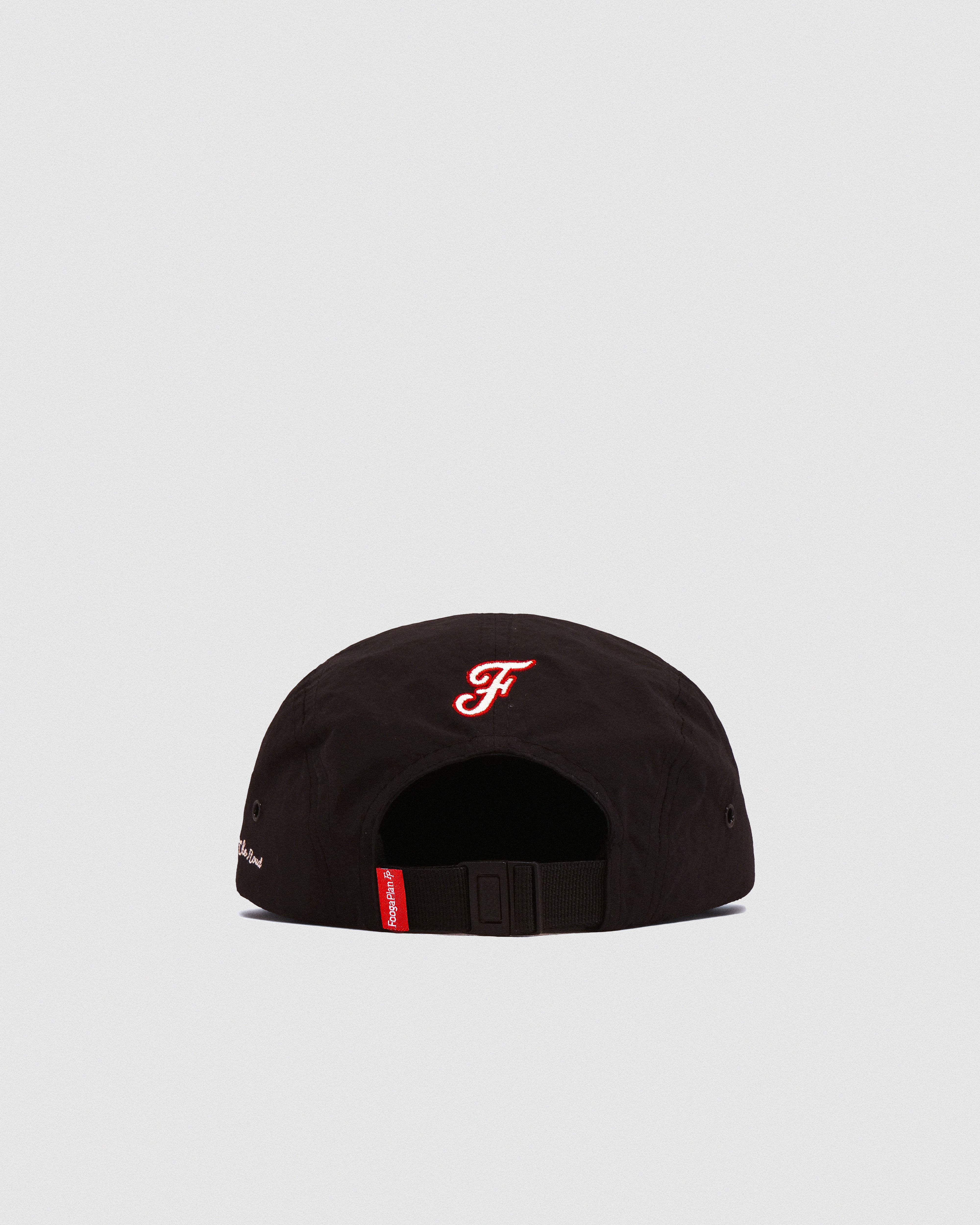 Gorra técnica negra FoogaPlan x Folclore - vista trasera con bordado blanco y rojo