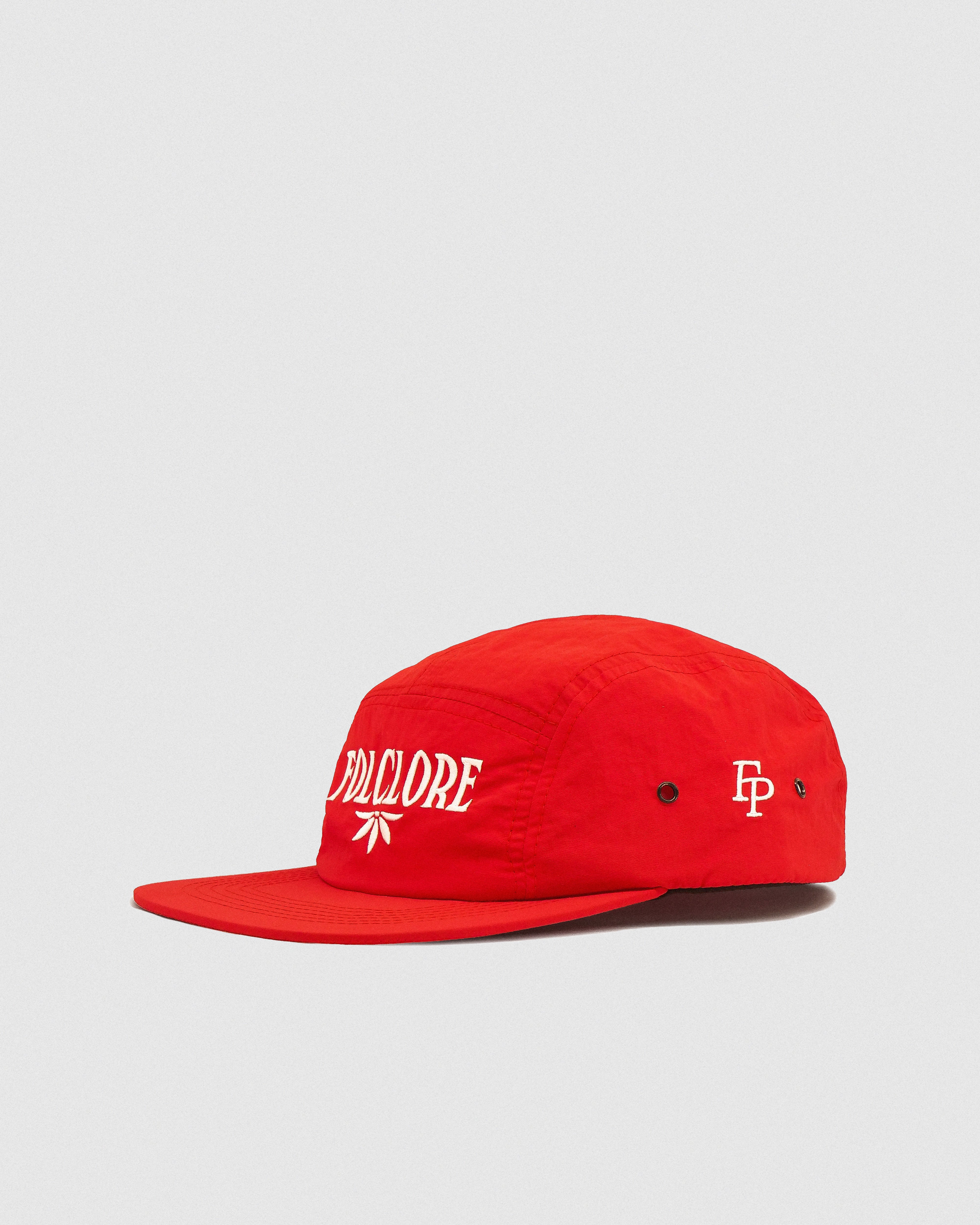 Gorra técnica roja FoogaPlan x Folclore - vista lateral con bordado crudo