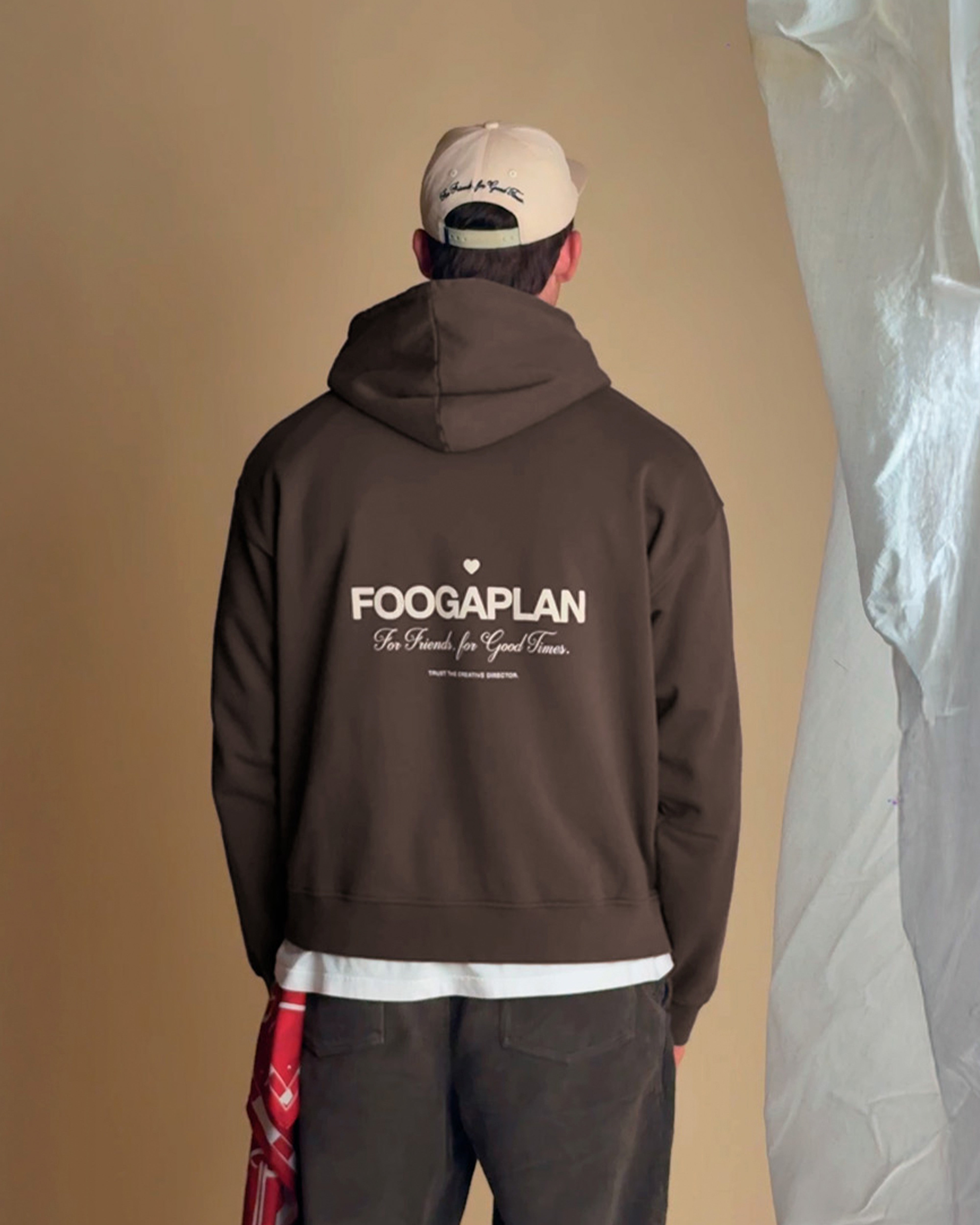 Sudadera Good Times Hoodie marrón con capucha - Vista trasera modelo diseño FoogaPlan 100% algodón