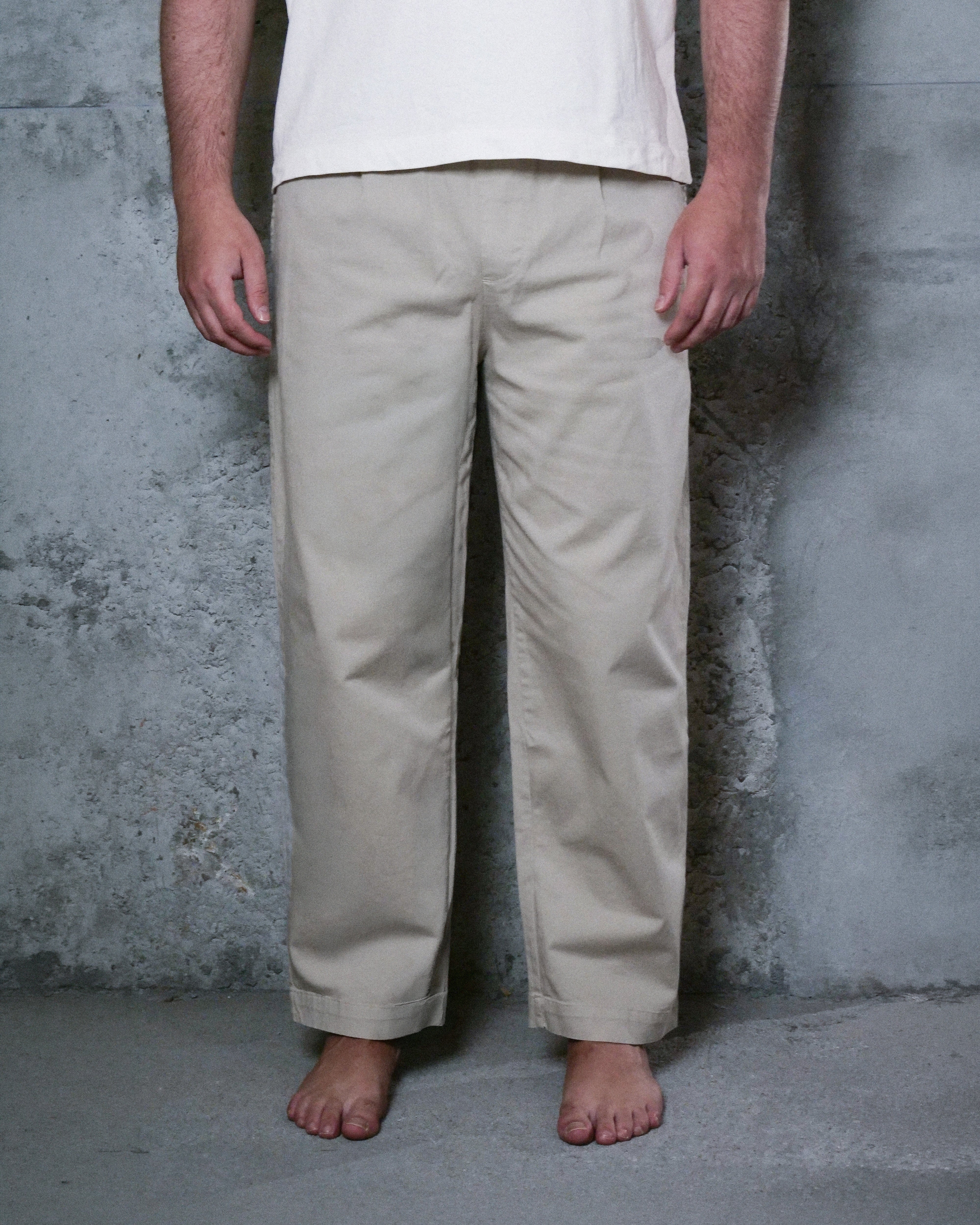 pantalón chino origami khaki pants. color beige. cintura elástica con cordón ajustable. bolsillo bordado vista detalle modelo delantero