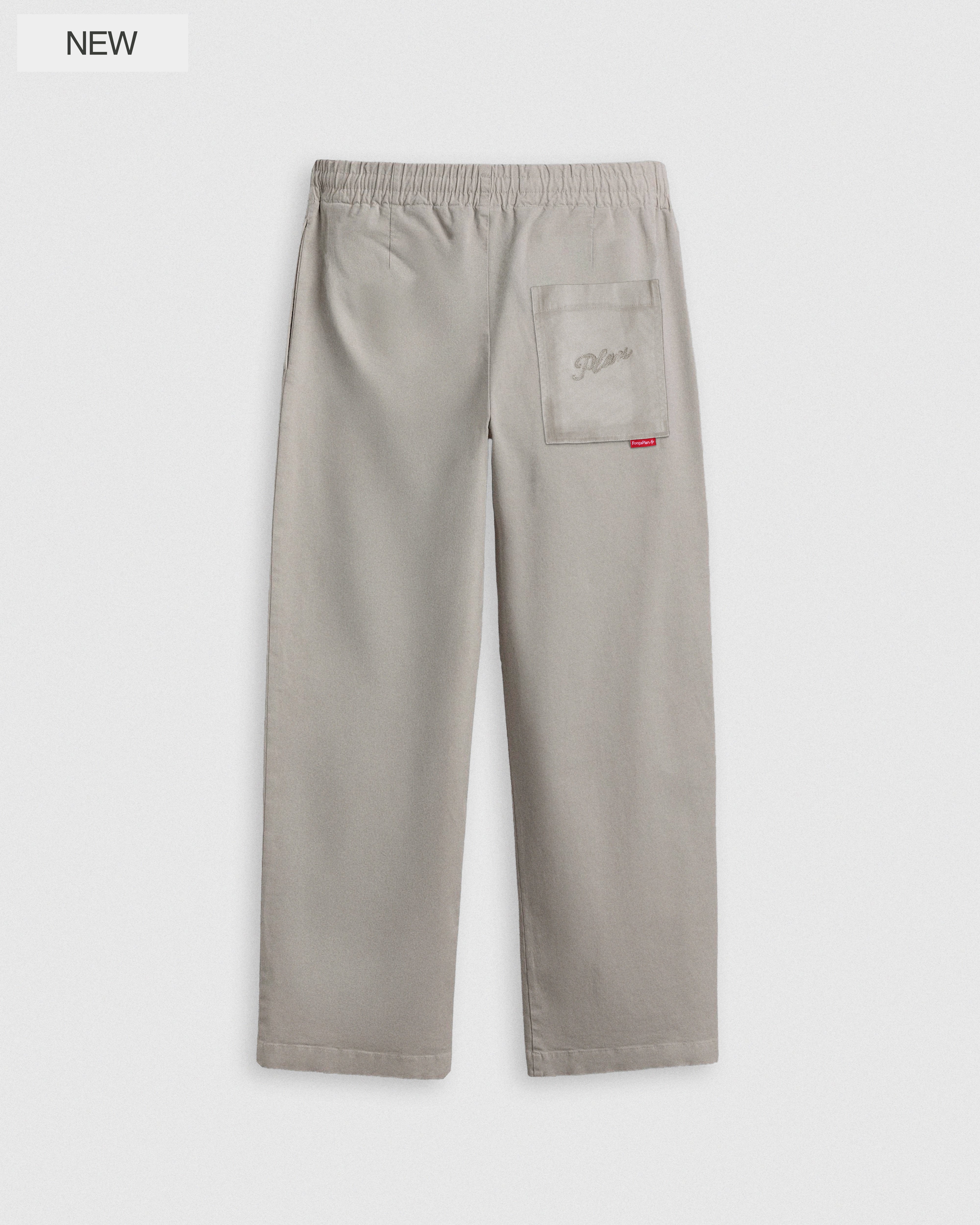 pantalón chino origami khaki pants. color beige. cintura elástica con cordón ajustable. bolsillo bordado vista trasera 