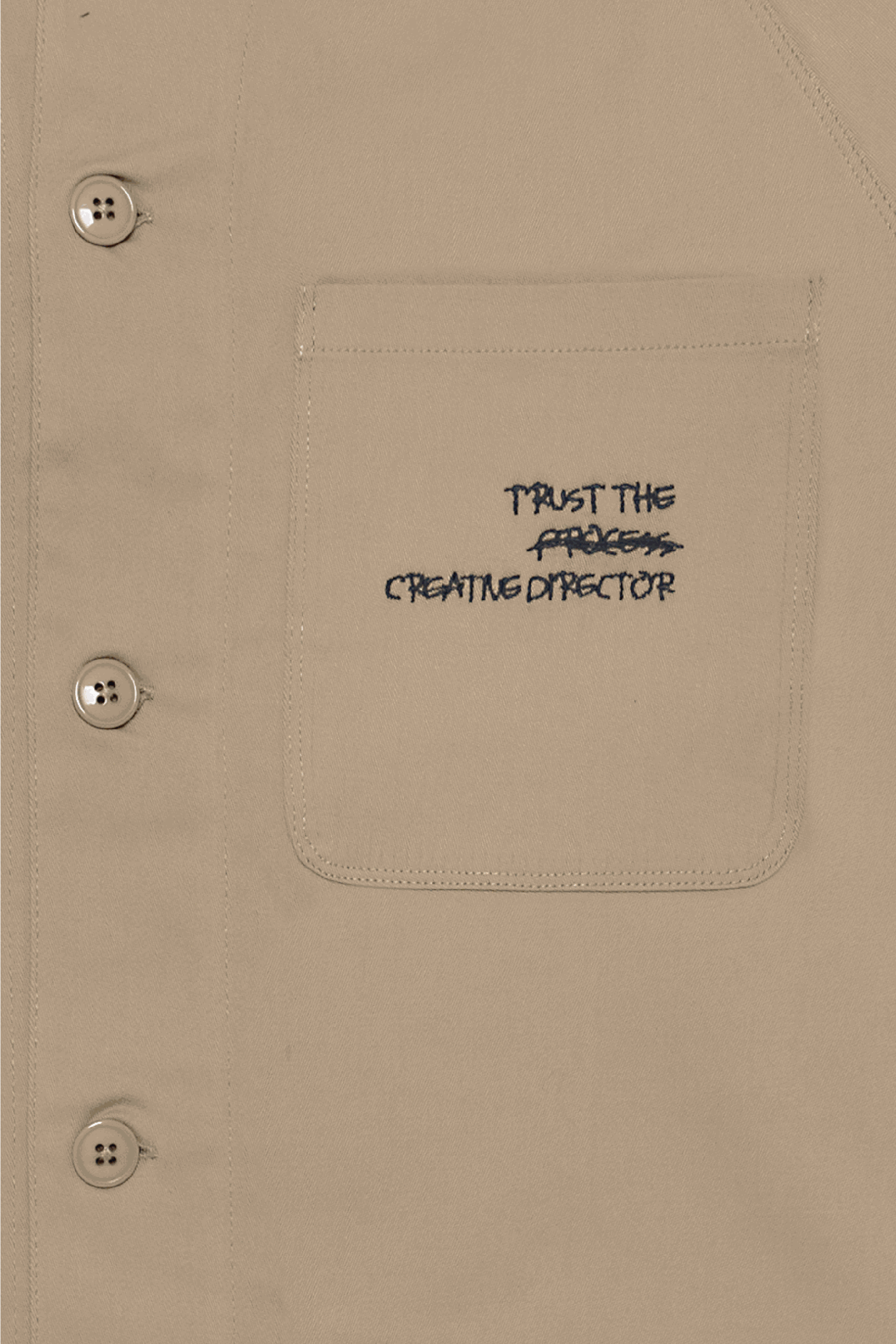 Detalle bordado frontal sobrecamisa carpenter beige FoogaPlan