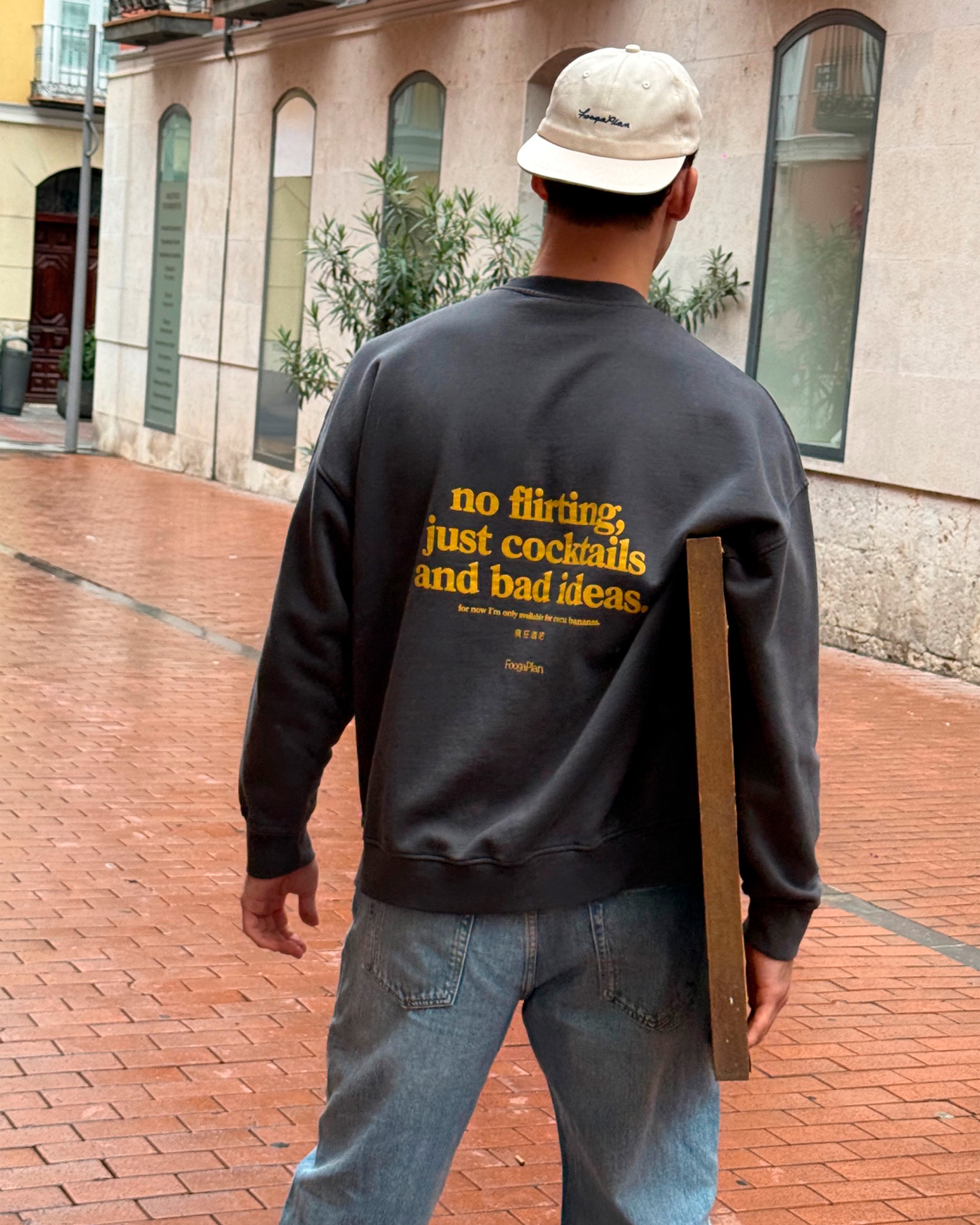 Sudadera No Flirting dark grey FOOGAPLAN x CUCU BANANAS - vista detalle trasera modelo con serigrafía