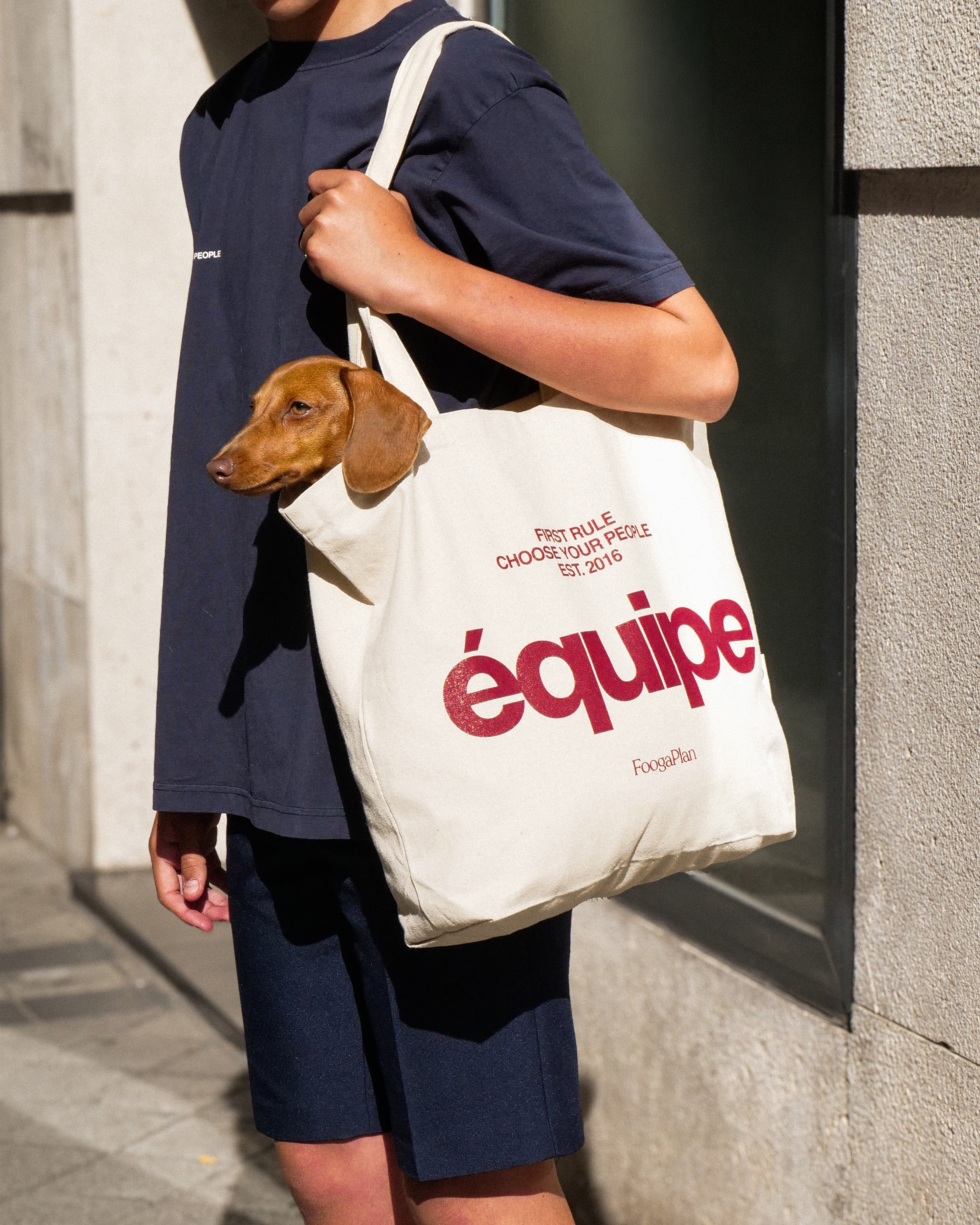 Tote Bag Équipe beige FoogaPlan - vista modelo colgada