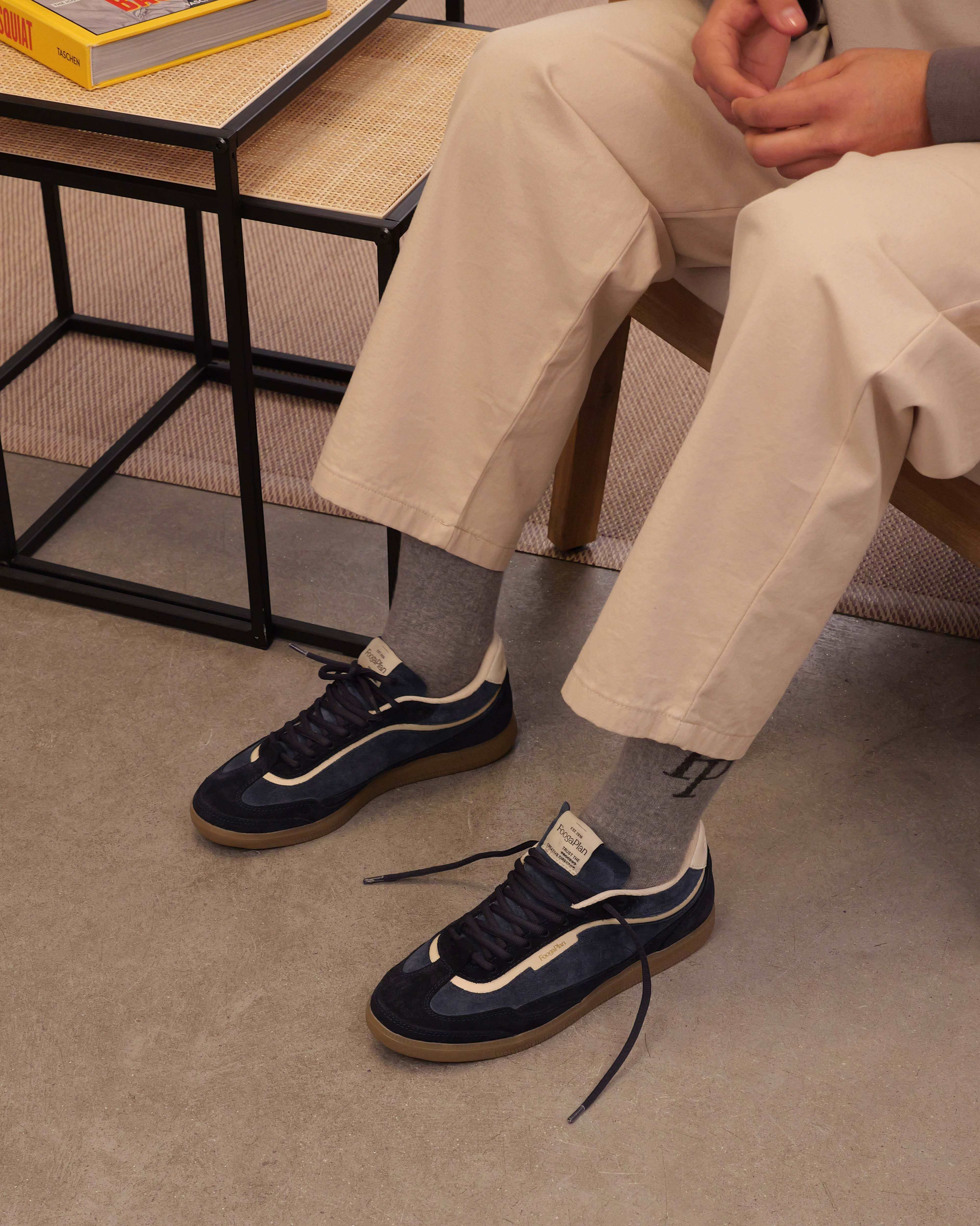 Modelo usando zapatillas BLAKE Lagoon - calzado casual premium hecho en Portugal