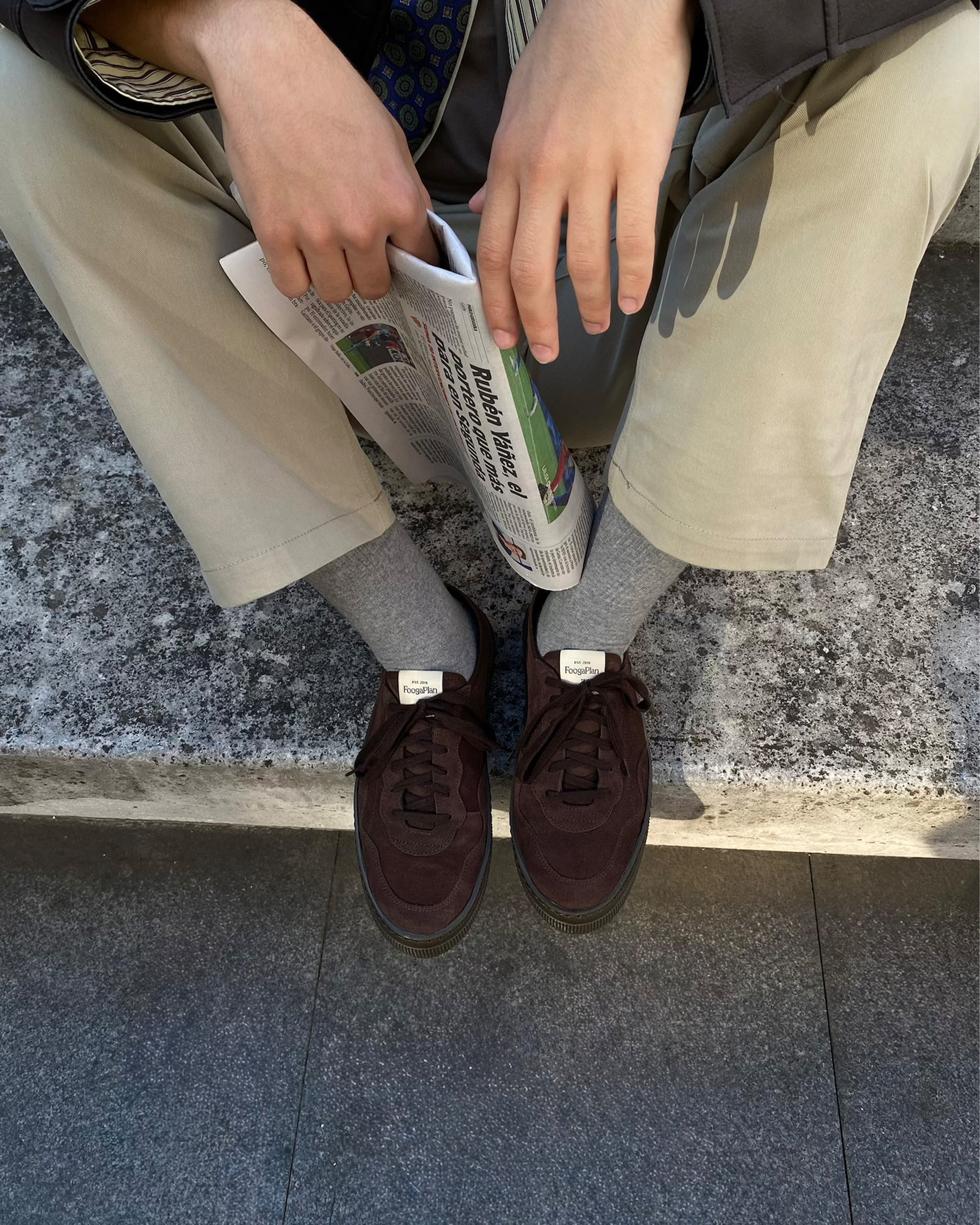 Zapatillas TROY Cocoa puestas - Look urbano