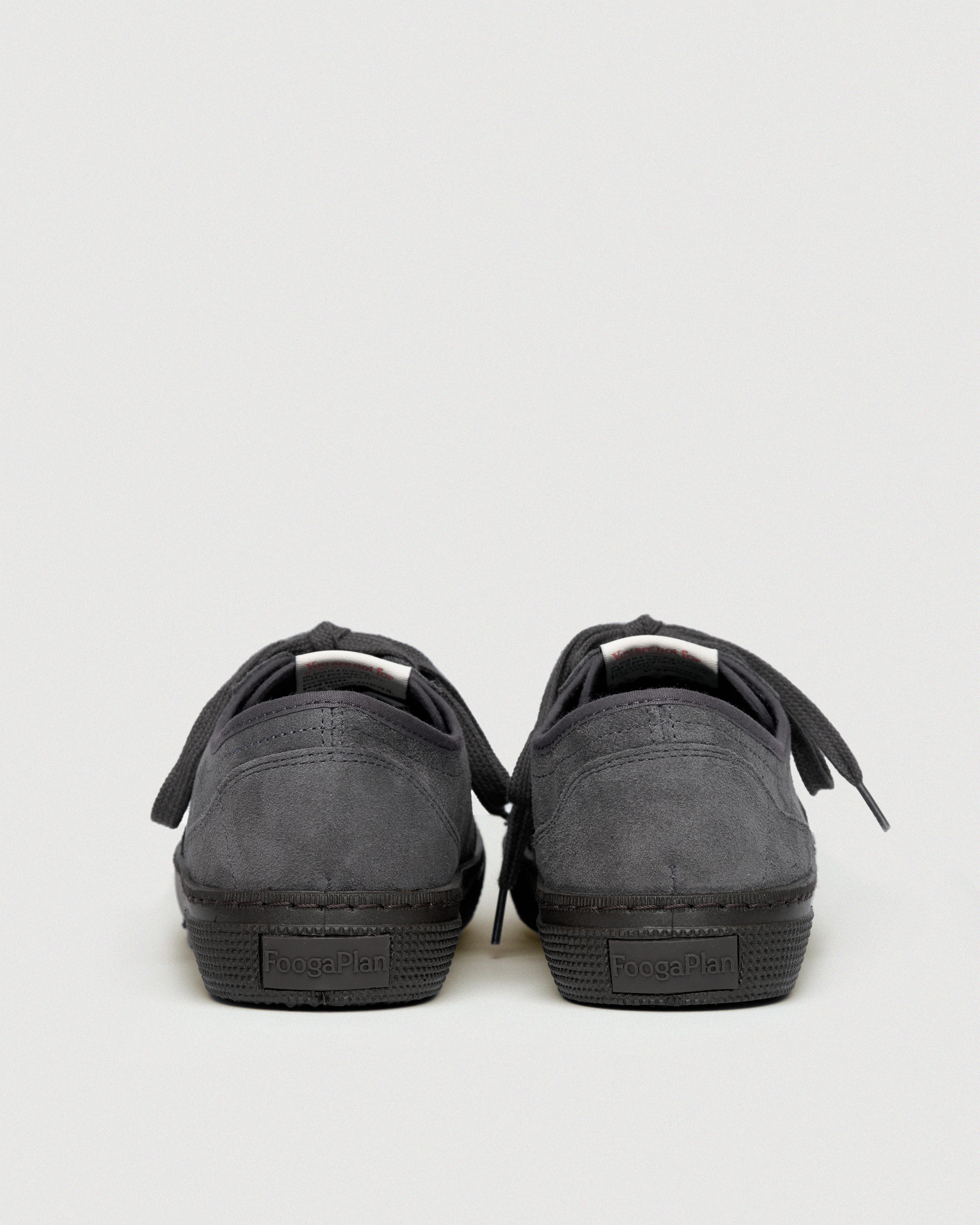 Detalle zapatillas TROY Storm - costuras refinadas ante gris y logo FoogaPlan