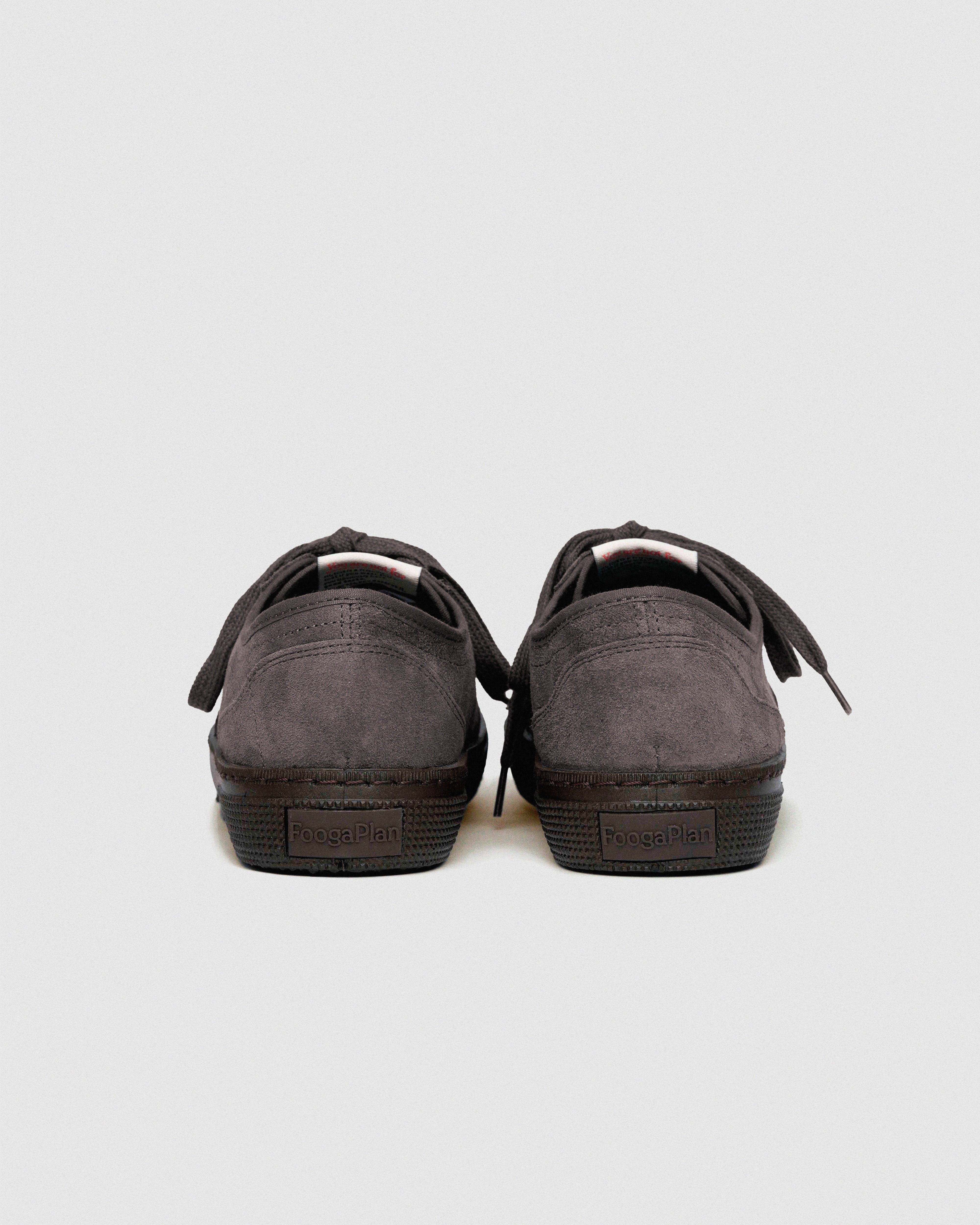 Detalle zapatillas TROY Storm - costuras refinadas ante gris y logo FoogaPlan